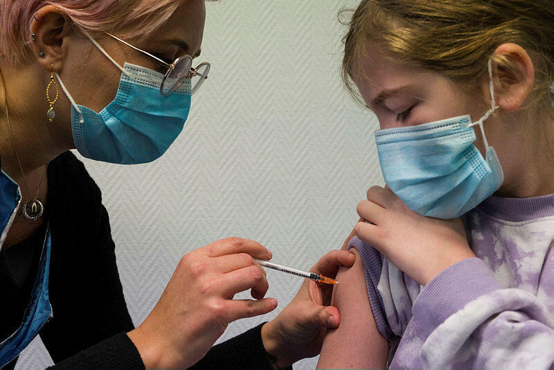 A child receives the COVID-19 vaccine (Photo: AFP) צרפת קורונה חיסונים חיסוני ילדים
