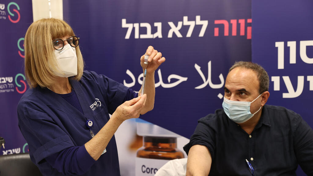 Medical worker administers a fourth dose of a COVID-19 vaccine at Sheba Medical Center in Ramat Gan (Photo: Reuters) מתחסנים במנה רביעית לקורונה