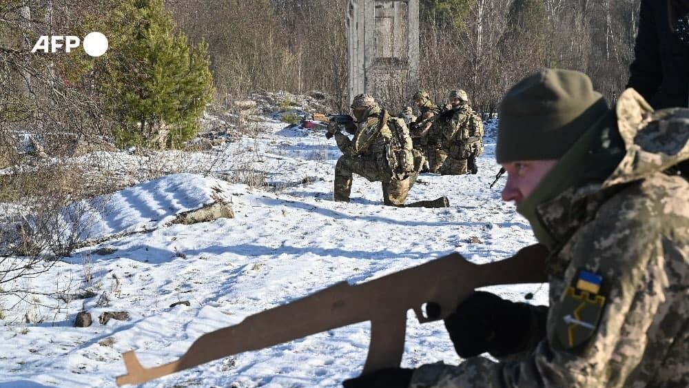 אוקראינה מאמנת אזרחים להגן מ פלישה רוסית