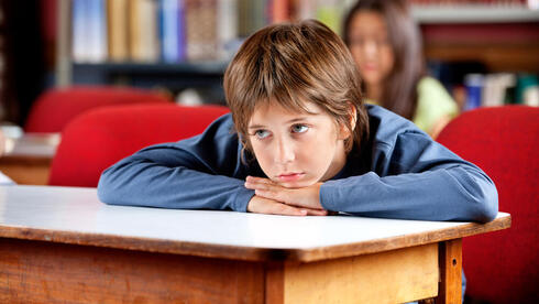 ילד משועמם בשיעור