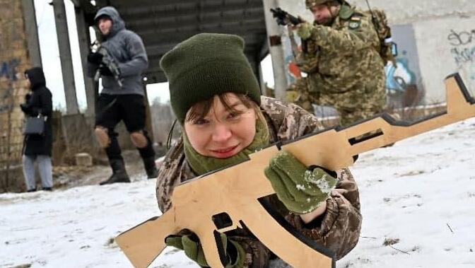 אוקראינה מאמנת אזרחים להגן מ פלישה רוסית