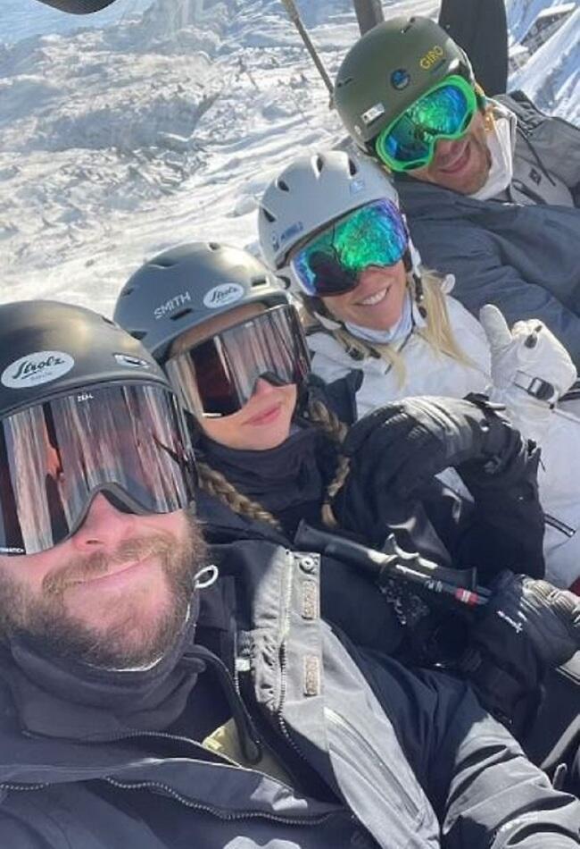 חופשת סקי משפחתית. כריס, ליאם ובנות הזוג