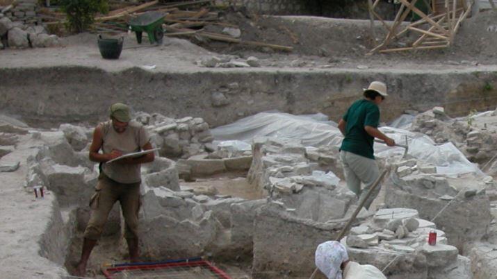 Archaeologists working at the Çeşme–Bağlararası Bronze Age settlement site 