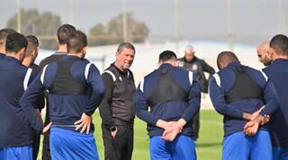 ניר קלינגר ושחקני מכבי פ"ת