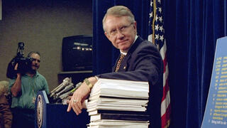 מנהיג הדמוקרטים לשעבר בסנאט של ארה"ב הארי ריד כ סנאטור ב 1996