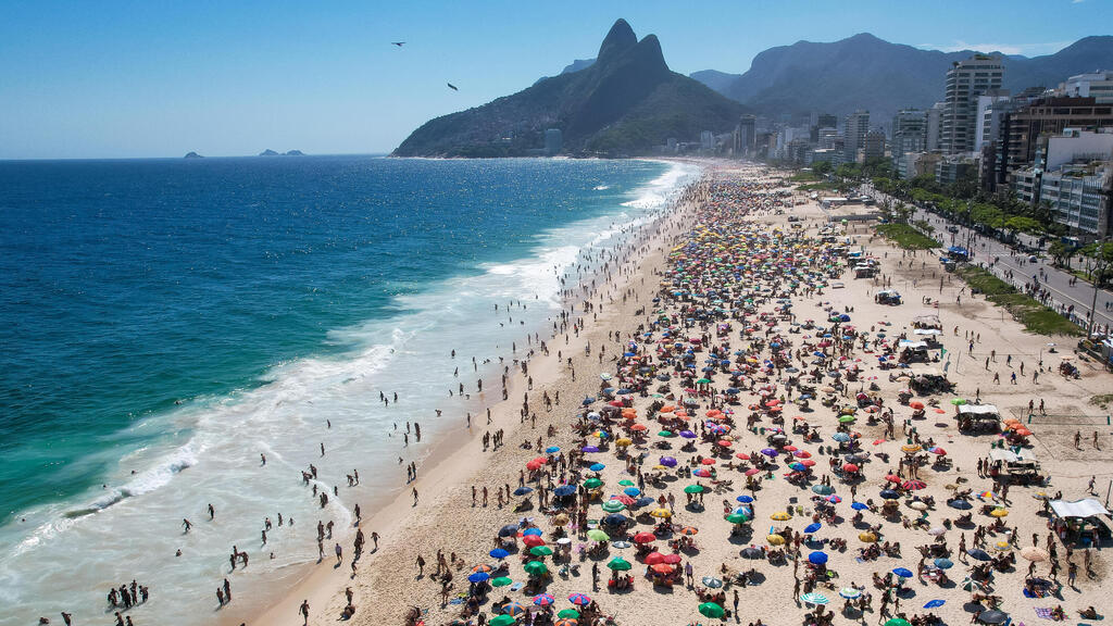 המוני רוחצים ב חוף ב ריו דה ז'ניירו ב ברזיל לקראת חגיגות שנה חדשה