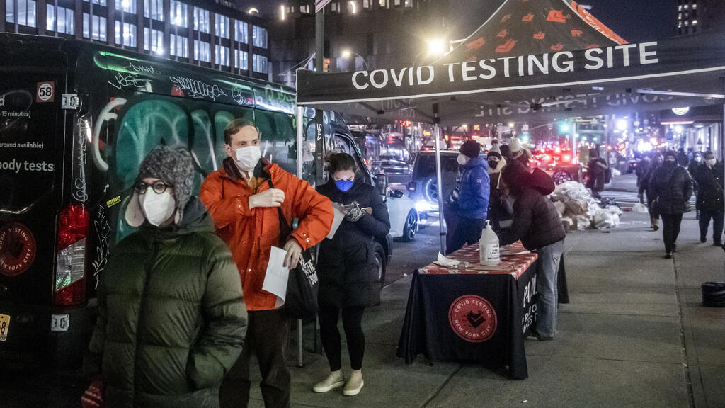 People line up in New York to get tested for COVID (Photo: AP) מתחם בדיקה בדיקות קורונה ב ניו יורק ארה"ב