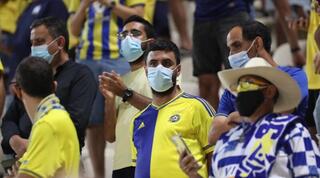 אוהדי מכבי תל אביב עם מסכות