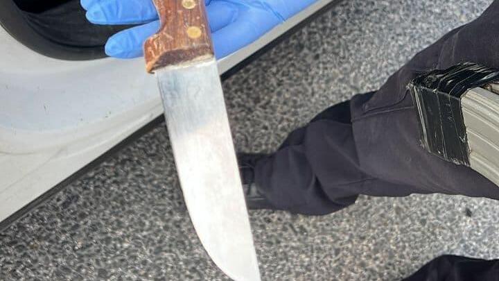 הסכין שאיתו המחבל ניסה לפגע