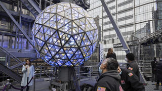 הכנות ב כיכר טיימס סקוור ב ניו יורק ארה"ב ל חגיגות קבלת שנה חדשה 2022