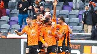 שחקני בני יהודה חוגגים