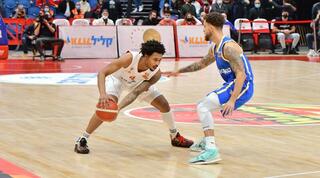 ג'יילן אדאמס מול סקוטי ווילבקין