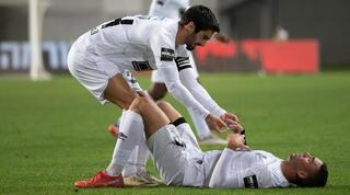 אופיר קריאף מרים את רועי הרמן המאוכזב מהדשא