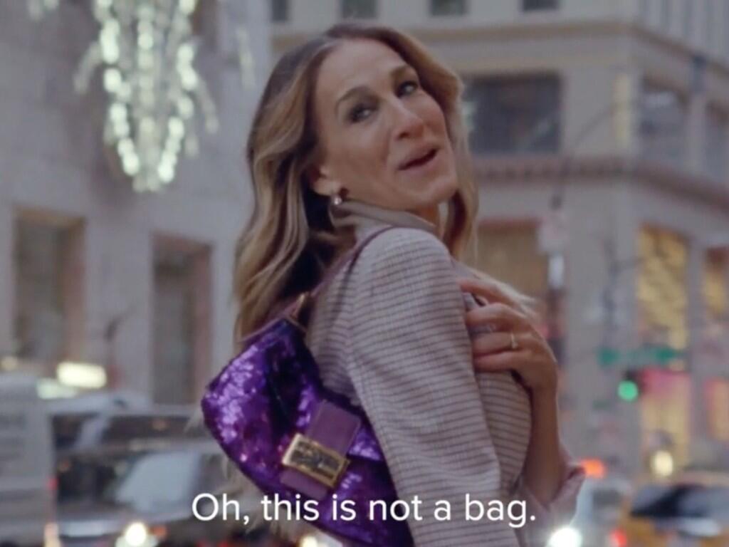 Carrie Bradshaw with her Fendi קארי ברדשאו ותיק של פנדי