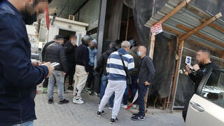 אנשים הגיעו לדרוש את כספם לאחר שוד הכספות בתל אביב