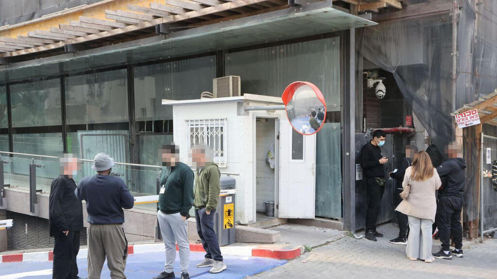 Возле ограбленного хранилища (Фото: Моти Кимхи) אנשים הגיעו לדרוש את כספם לאחר שוד הכספות בתל אביב