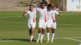 שחקני ראשון לציון חוגגים עם יובל ששון