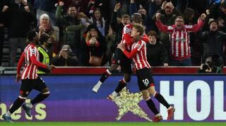 שחקני ברנטפורד חוגגים