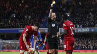 אנתוני טיילור שולף כרטיס צהוב לסאדיו מאנה