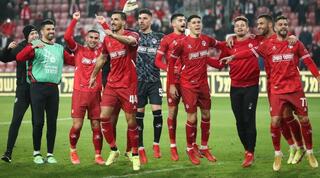 שחקני הפועל באר שבע חוגגים בסיום