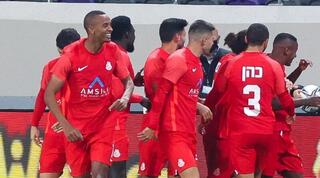 שחקני אשדוד חוגגים עם יעקב בריהון