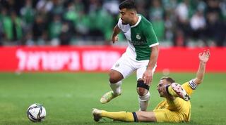 דן גלזר מנסה לחלץ כדור למוחמד אבו פאני