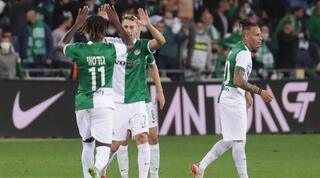 שחקני מכבי חיפה חוגגים