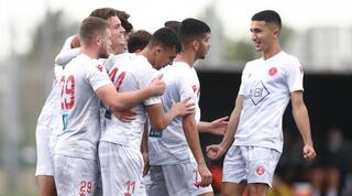 שחקני הפועל תל אביב חוגגים עם אל ים קנצפולסקי