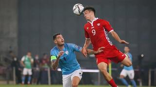 יאון ניקולסקו לפני ניר ביטון