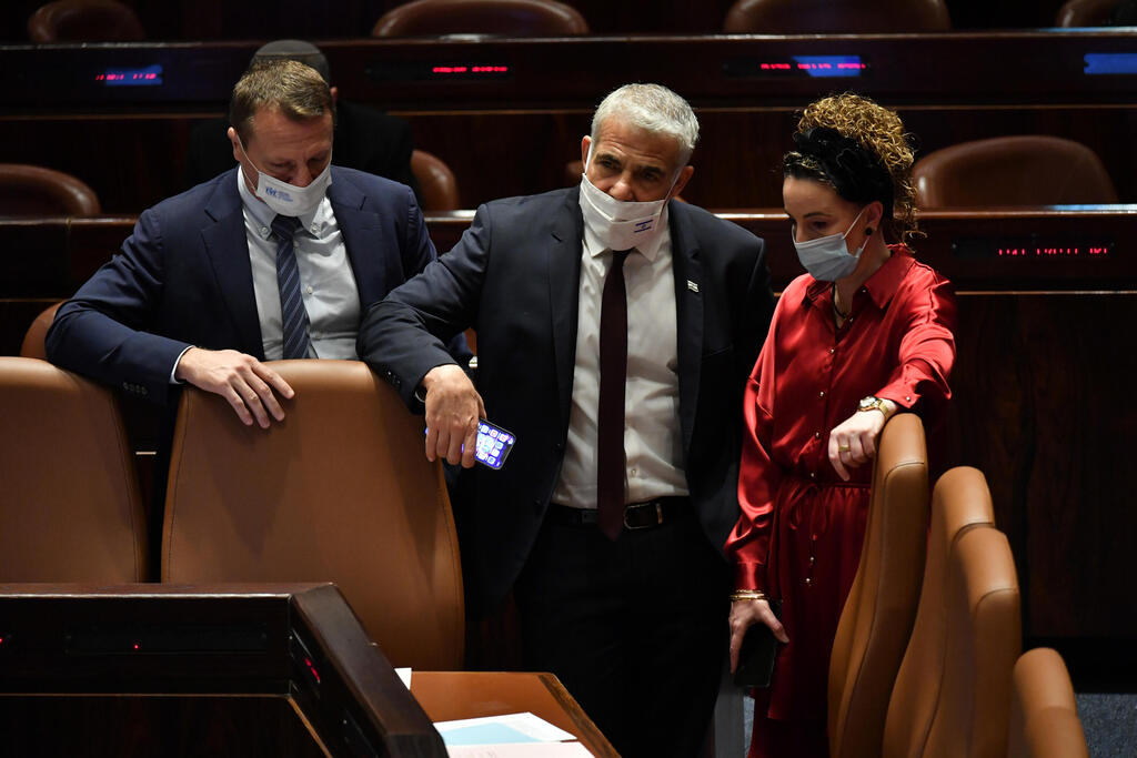 Lapid, center, and Yamina MK Idit Silman (Photo: Yoav Dudkevitch) מליאת הכנסת