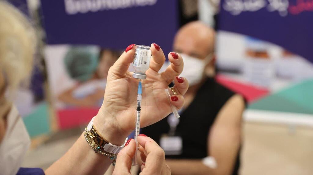 A nurse prepares to administer the coronavirus vaccine (Photo: Motti Kimchi) חיסון הבוסטר הרביעי לצוותים רפואיים בבית החולים שיבא