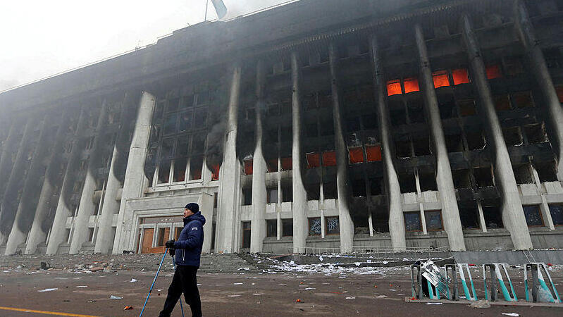 בניין עיריית אלמטי ב קזחסטן אחרי שהוצת על יד מפגינים ב מהומות במדינה