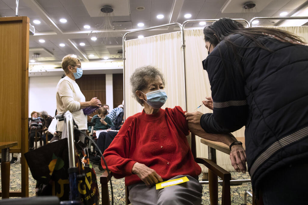 A woman receives her second coronavirus vaccine booster shot (Photo: Gettyimages) חיסון קורונה רביעי בתל מונד