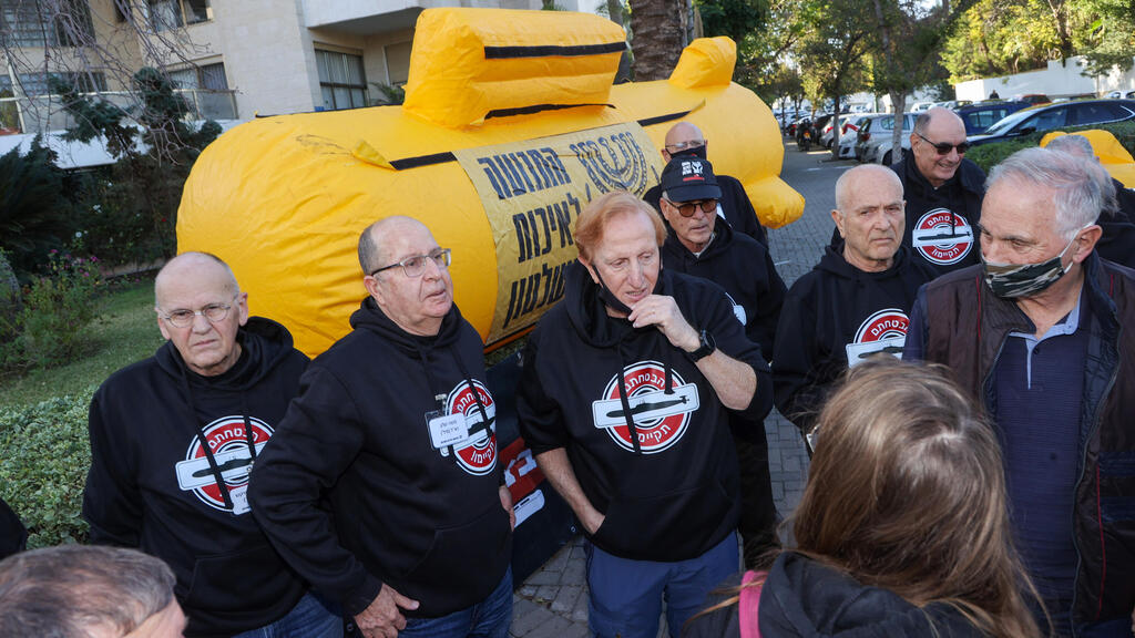 מחאה שקטה להקמת ועדת חקירה לפרשת הצוללות מול ביתו של יאיר לפיד