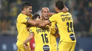 שחקני מכבי ת"א חוגגים