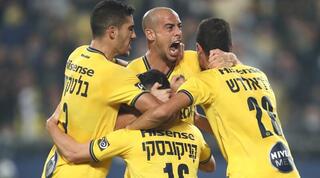 שחקני מכבי ת"א חוגגים