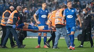 ניקו אולסק מפונה באלונקה