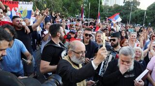 אוהדים מחוץ למלון של נובאק ג'וקוביץק