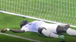 אוסמן קוליבאלי שרוע על כר הדשא