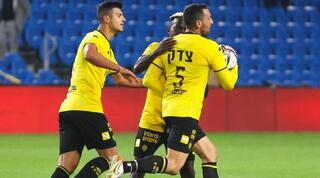 שחקני מכבי נתניה חוגגים