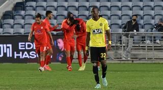 שחקני אשדוד חוגגים עם מוחמד כנעאן, קמסו מארה מאוכזב