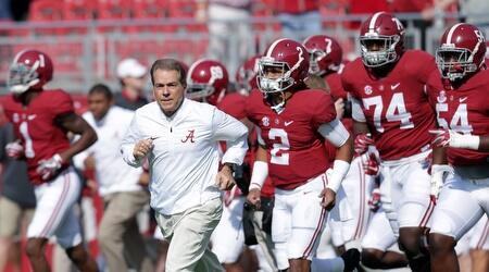 שחקני אלבמה קרימזון טייד והמאמן ניק סייבן