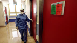 עובד צוות רפואי במחלקת קורונה לילדים בשיבא