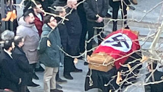 דגל עם צלב קרס על ארון מתים הלווייה של אשת ימין קיצוני מחוץ לכנסייה ב רומא איטליה