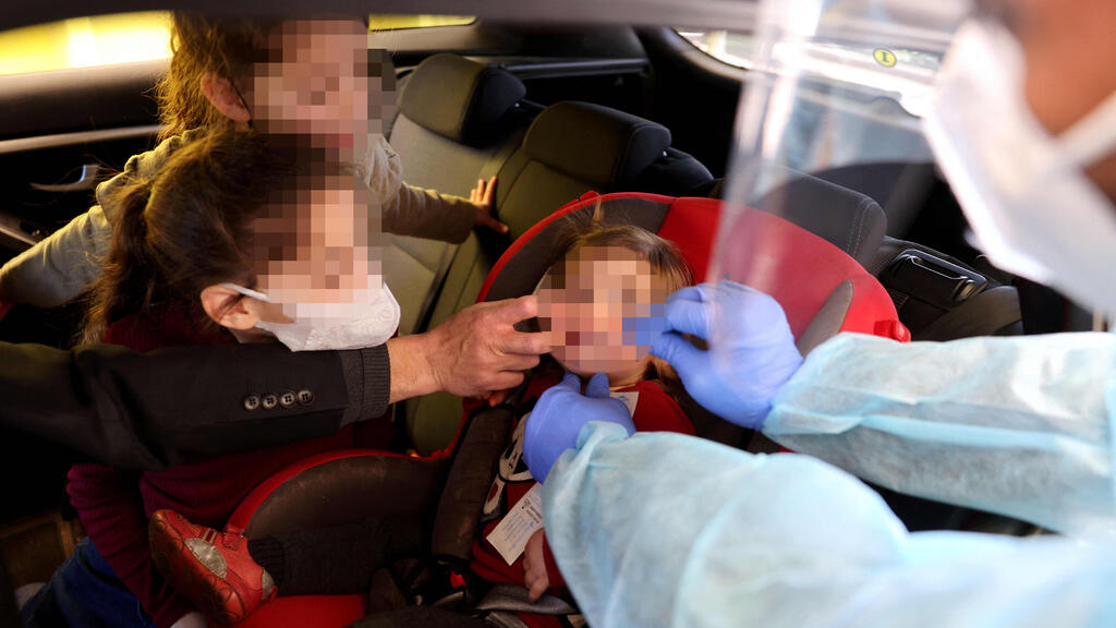 COVID tests performed on kids in Jerusalem (Photo: AFP) בדיקות קורונה לילדים בירושלים