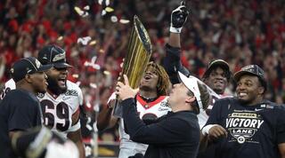 שחקני ג'ורג'יה חוגגים עם הגביע