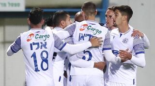 שחקני מכבי פתח תקווה חוגגים