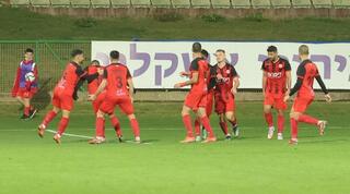 שחקני א.ס אשדוד חוגגים עם לישי ביטון