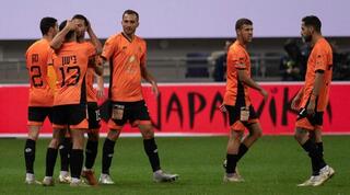 שחקני בני יהודה חוגגים עם ישראל זגורי