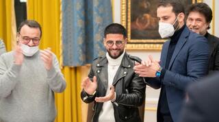 לורנצו אינסינייה במעמד חתימת החוזה